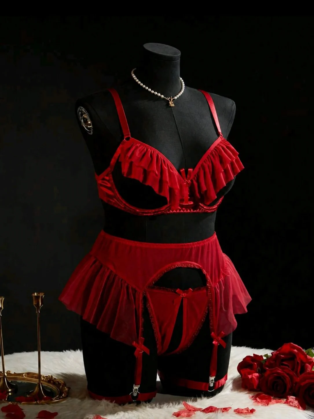 Conjunto rojo con volantes sobre un maniquí, del catálogo de Mumu