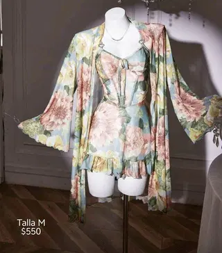 Conjunto de Bata con flores talla M