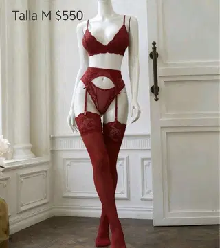 Conjunto rojo con encaje y con medias talla M
