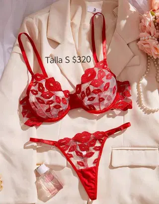 Conjunto color rojo con encaje de besos talla S