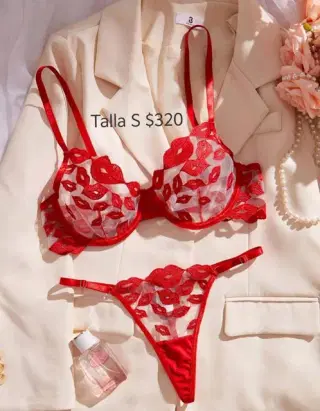 Conjunto color rojo con encaje de besos talla S