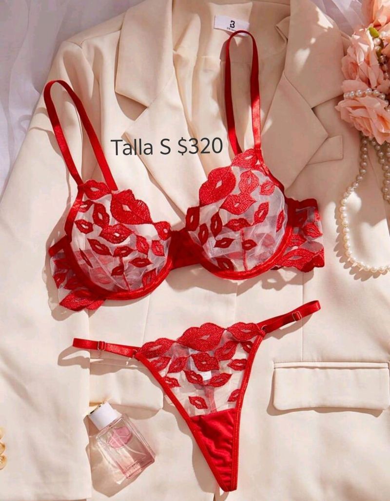 Conjunto color rojo con encaje de besos talla S