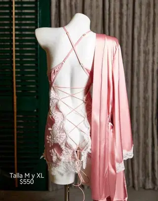 Conjunto de bata rosa con espalda abierta talla  M