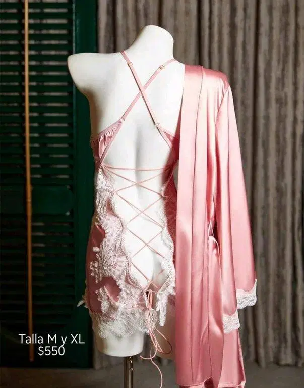 Conjunto de bata rosa con espalda abierta talla  M